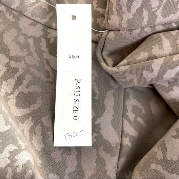 Krazy Larry Taupe Cheetah Pull on Ankle Pants Size 0 - Picture 5 of 6